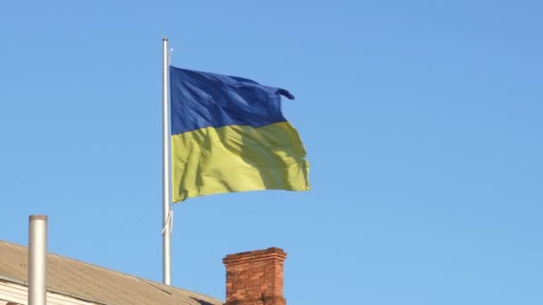 Movimiento Bandera Ucrania Ondeando Fondo Cielo Azul Amarillo Color Nacional — Vídeos de Stock