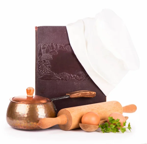Kuchyňské Vybavení Měděná Pánev Váleček Lžíce Různá Syrová Zelenina Bílém — Stock fotografie