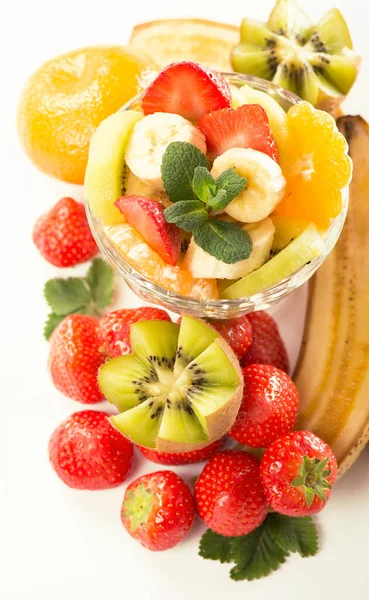 Plátanos Kiwi Fresa Tazón Cristal Con Ensalada Frutas Frescas Cerca — Foto de Stock