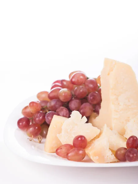 白を基調としたパルメザンチーズとブドウ 上からの眺め — ストック写真