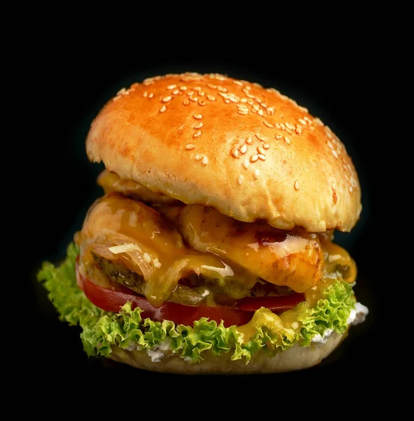 Domowej Roboty Podwójny Burger Wołowiną Sałatką Bekonem Pomidorami Serem Drewnianym — Zdjęcie stockowe