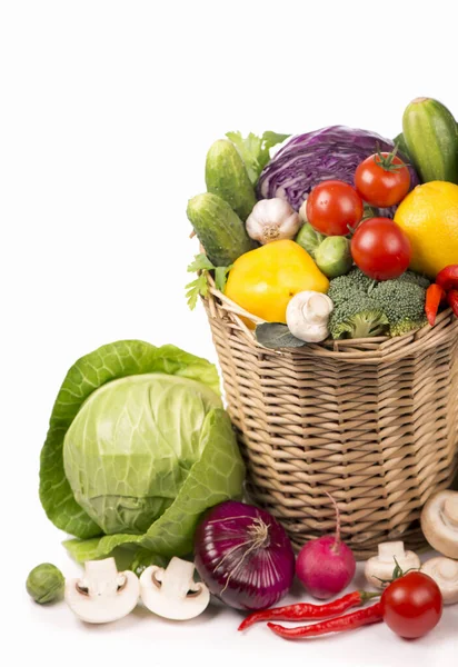 Korb Mit Gemüse Isoliert Auf Weißem Hintergrund — Stockfoto