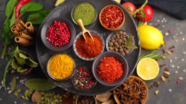 Színes Gyógynövények Fűszerek Főzéshez Indiai Fűszerek Fekete Alapon — Stock videók