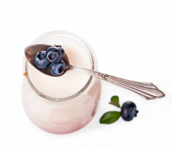 Jogurt Sklenici Syrovými Organickými Borůvkami Bílém Pozadí — Stock fotografie
