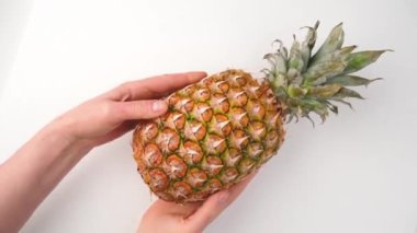 Beyaz arkaplanda ananas var.