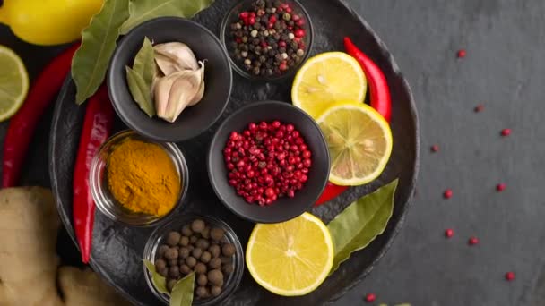 Färgglada Örter Och Kryddor För Matlagning Indiska Kryddor Svart Bakgrund — Stockvideo