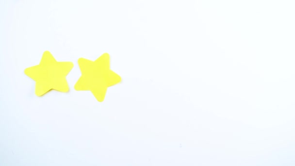 Etiqueta Engomada Papel Con Forma Estrella Amarilla Aislada Sobre Fondo — Vídeo de stock