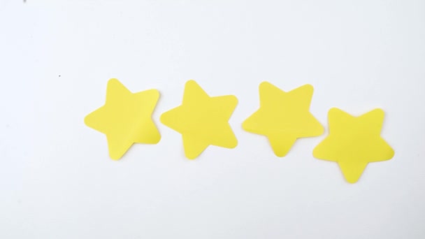 Cinco Estrellas Estrellas Papel Amarillo Sobre Fondo Blanco — Vídeo de stock