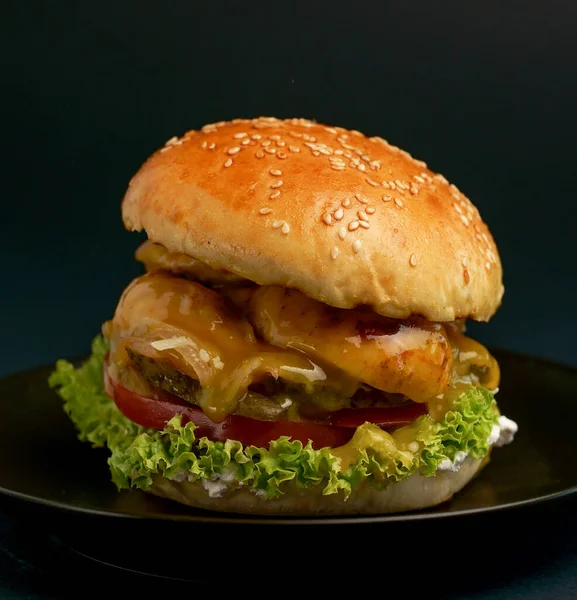 Domowej Roboty Podwójny Burger Wołowiną Sałatką Bekonem Pomidorami Serem Drewnianym — Zdjęcie stockowe