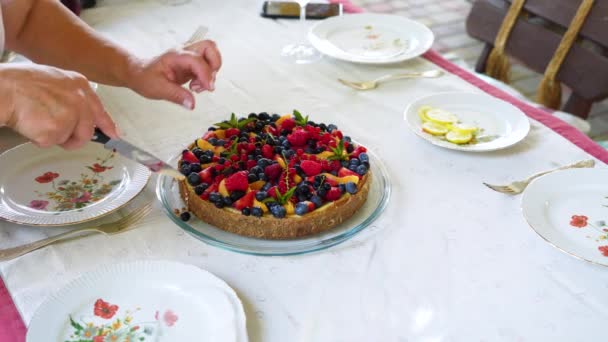 Torta Fruta Doce Servida Com Chá Mesa Jantar — Vídeo de Stock