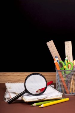 tahta, kitaplar, kalemler, karanlık bir arkaplana karşı boş bir defter aç