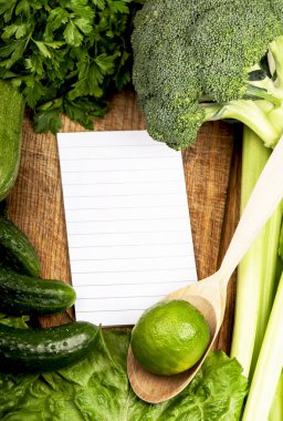 Yeşil arka plan. Parlak hayat hala taze lahana brokoliyle dolu.