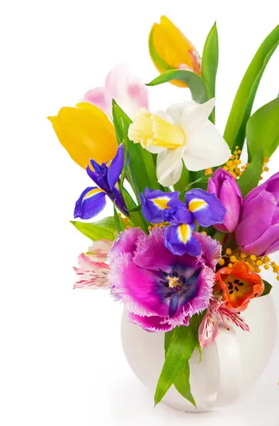 꽃병에 꽃다발을 넣는다 배경에는 수선화 찬송가 장미와 미모사를 놓는다 — 스톡 사진