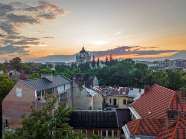 Lviv 'in çatıları. Gün batımında inanılmaz güzel bir manzara. Kuşbakışı romantik bir Lviv. Lviv Ukrayna 'nın kültürel başkentidir ve dünyanın dört bir yanından gelen turistler için favori bir duraktır..