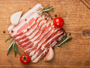 Tütsülenmiş sosis domates biberiye ve karabiber ve sarımsak ile yakın çekim