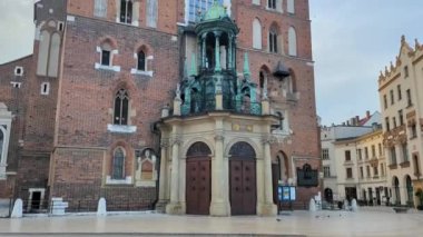 Krakow Merkez Meydanı, Polonya - 27 Temmuz 2023: Kilise ve çatı manzarası. Eski ve modern mimari.