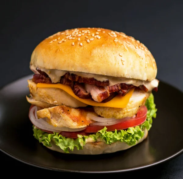 Burger Kurczakiem Czarnym — Zdjęcie stockowe