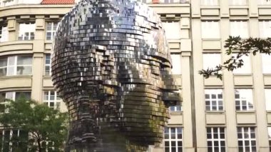 Bir kinetik sanat eseri. Dinamik heykel. Paslanmaz bir sürünün Franz Kafka 'nın başı..