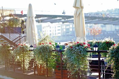 Süslü yaz kafeleri boyunca Vistula Nehri boyunca yürü