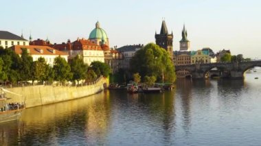 Çek Cumhuriyeti. Prag 'da. Eylül 2023. St. Nicholas Kilisesi ve St. Thomas Kilisesi 'nin hüküm sürdüğü kırmızı çatılar.