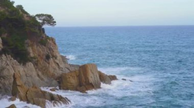 Denizin üzerinde parlayan bulutlar. Dalgalar, su sıçramaları. Fırtına. Destansı deniz manzarası. Kasvetli bir havada yelken açmak.