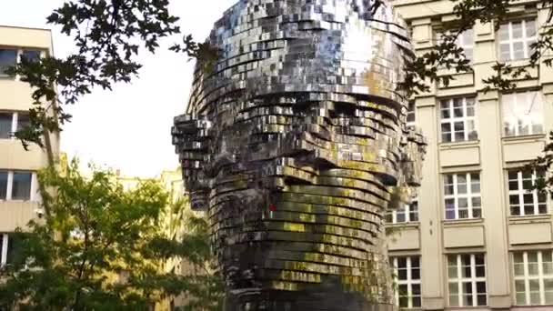 Sebuah Karya Seni Kinetik Patung Dinamis Kepala Franz Kafka Dari — Stok Video