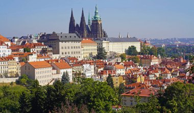 St. Vitus Katedrali. Charles Köprüsü 'nden Prag Kalesi' ne. Kavram - turizm, seyahat.