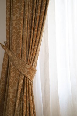Kalıplı güzel kahverengi perdeler. Perdeler herhangi bir ev için mükemmel bir ilave olur..