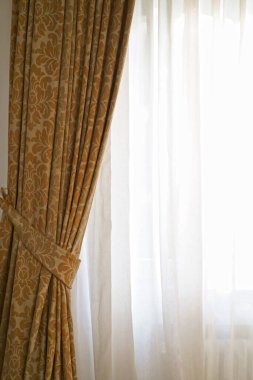 Kalıplı güzel kahverengi perdeler. Perdeler herhangi bir ev için mükemmel bir ilave olur..