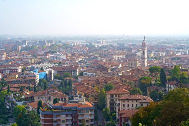 Bergamo. İtalya 'nın en güzel şehirlerinden biri. San Vigilio tepesindeki eski kasabanın manzarası. Kulelerin, çan kulelerinin ve ana kiliselerin muhteşem manzarası..