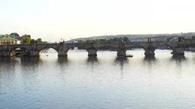 Çek Cumhuriyeti. Prag 'da. Eylül 2023. St. Nicholas Kilisesi ve St. Thomas Kilisesi 'nin hüküm sürdüğü kırmızı çatılar.