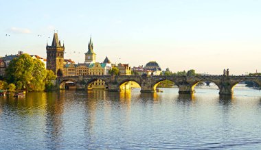 Prag - Charles Bridge, Çek Cumhuriyeti. Çek Cumhuriyeti 'nin Prag kentindeki Vltava Nehri üzerindeki Eski Şehir İskelesi ve Charles Köprüsü' nün mimarisi üzerinde manzaralı gün batımı.