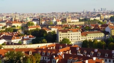 Çek Cumhuriyeti. Prag 'da. Eylül 2023. St. Nicholas Kilisesi ve St. Thomas Kilisesi 'nin hüküm sürdüğü kırmızı çatılar.