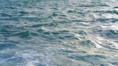 Denizin üzerinde parlayan bulutlar. Dalgalar, su sıçramaları. Fırtına. Destansı deniz manzarası. Kasvetli bir havada yelken açmak.