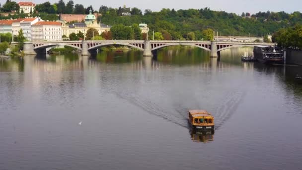 捷克共和国布拉格 2023年9月 一条船沿着Vltava河漂流 一条船在城里沿河漂流 — 图库视频影像