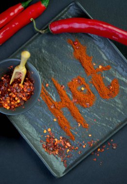 Siyah arka planda izole edilmiş kırmızı biber. Acı biber kesme yolu