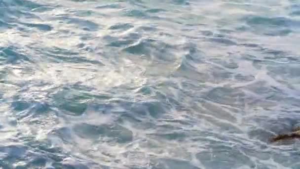Nubes Brillantes Sobre Mar Olas Salpicaduras Agua Tormenta Paisaje Marino — Vídeos de Stock