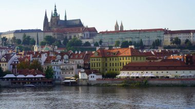 Çek Cumhuriyeti, Prag, Eylül 2023: Charles Köprüsü 'nden Prag Kalesi ve St. Vitus Katedrali' ne.