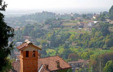 İtalya. Bergamo. Tepelerdeki şehir. San Vigilio Tepesi 'nden Bergamo' lu Old Town Citta Alta.