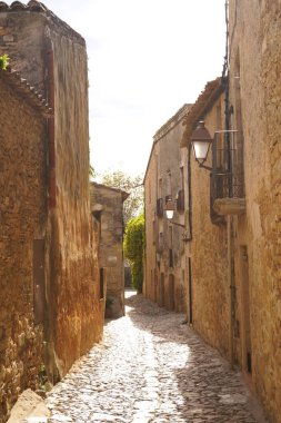 İspanya. Costa Brava kıyıları. Katalonya. Küçük bir kasabanın sokakları. İspanya 'daki eski bir köy. Büyüleyici eski sokaklar.