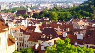 Çek Cumhuriyeti. Prag 'da. Eylül 2023. St. Nicholas Kilisesi ve St. Thomas Kilisesi 'nin hüküm sürdüğü kırmızı çatılar.