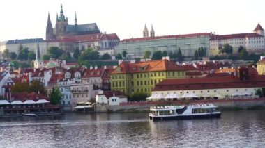 Çek Cumhuriyeti. Prag 'da. Eylül 2023. St. Nicholas Kilisesi ve St. Thomas Kilisesi 'nin hüküm sürdüğü kırmızı çatılar.
