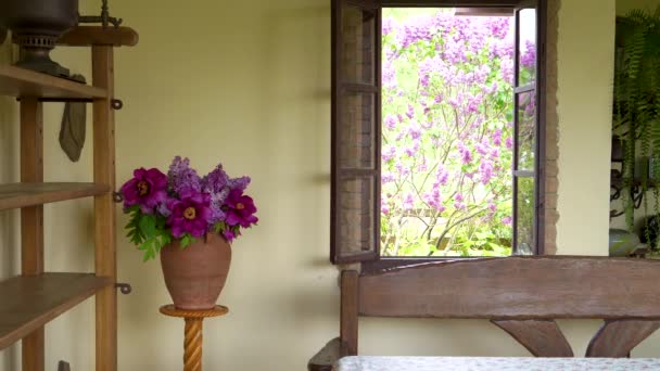 Яскравий Весняний Букет Великі Ніжні Фіолетові Квіти Півонії Дерева Гілки — стокове відео