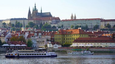Çek Cumhuriyeti, Prag, Eylül 2023: Charles Köprüsü 'nden Prag Kalesi ve St. Vitus Katedrali' ne.