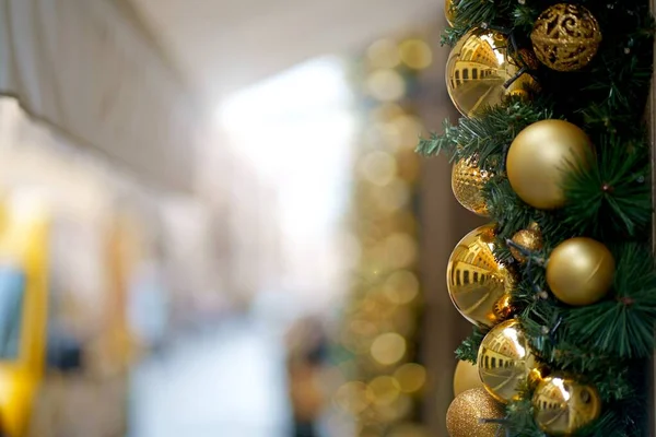 圣诞街道装饰 冬城街道上树枝上的圣诞球 集中精神欧洲的圣诞节 免版税图库照片
