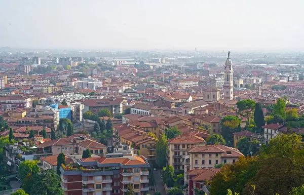 从山上俯瞰这座古城 市中心的景观 历史建筑 教堂和塔楼 免版税图库照片