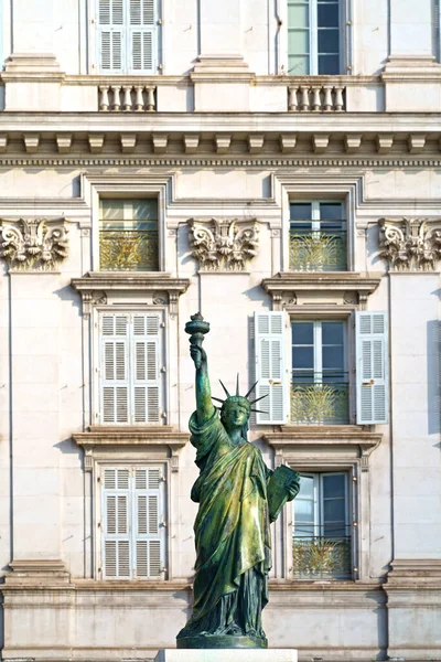 法国尼斯昂格莱斯街自由女神像的小复制品 图库照片
