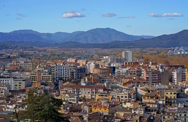 西班牙 杰罗纳市的风景 西班牙吉罗纳市被比利牛斯山脉包围 免版税图库照片