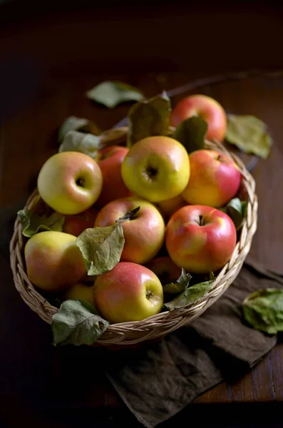 Μήλα Καλάθι Ξύλινο Τραπέζι Φρέσκα Κόκκινα Μήλα Πράσινα Φύλλα Μαύρο Royalty Free Εικόνες Αρχείου