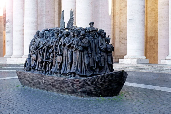 加拿大艺术家 雕塑家Timothy Schmalz在罗马圣彼得广场向移民致敬的纪念碑 图库照片